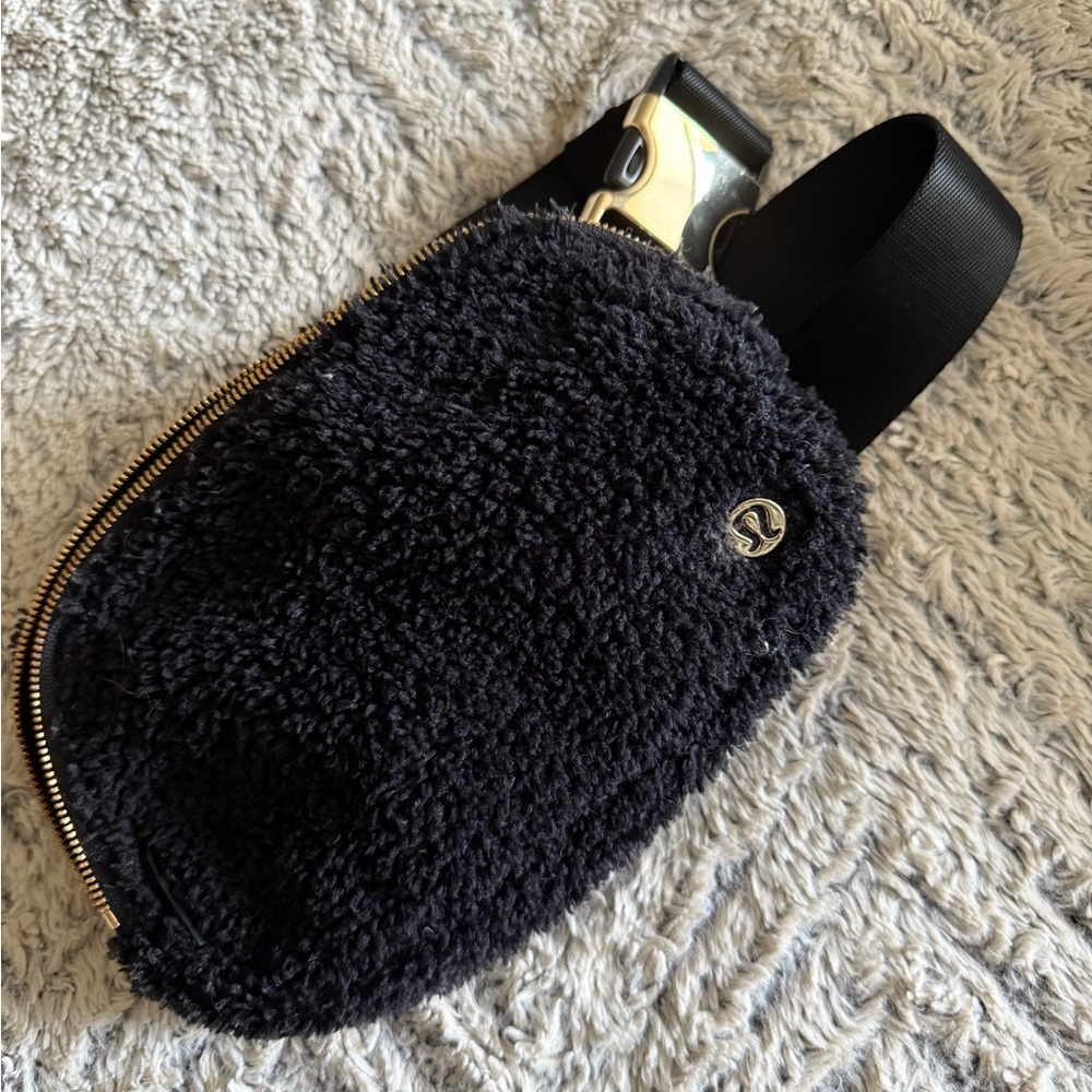 lululemon athletica Black Fleece Belt Bag